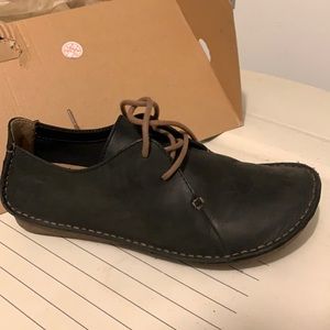 Like new clarks artisan leather shoe